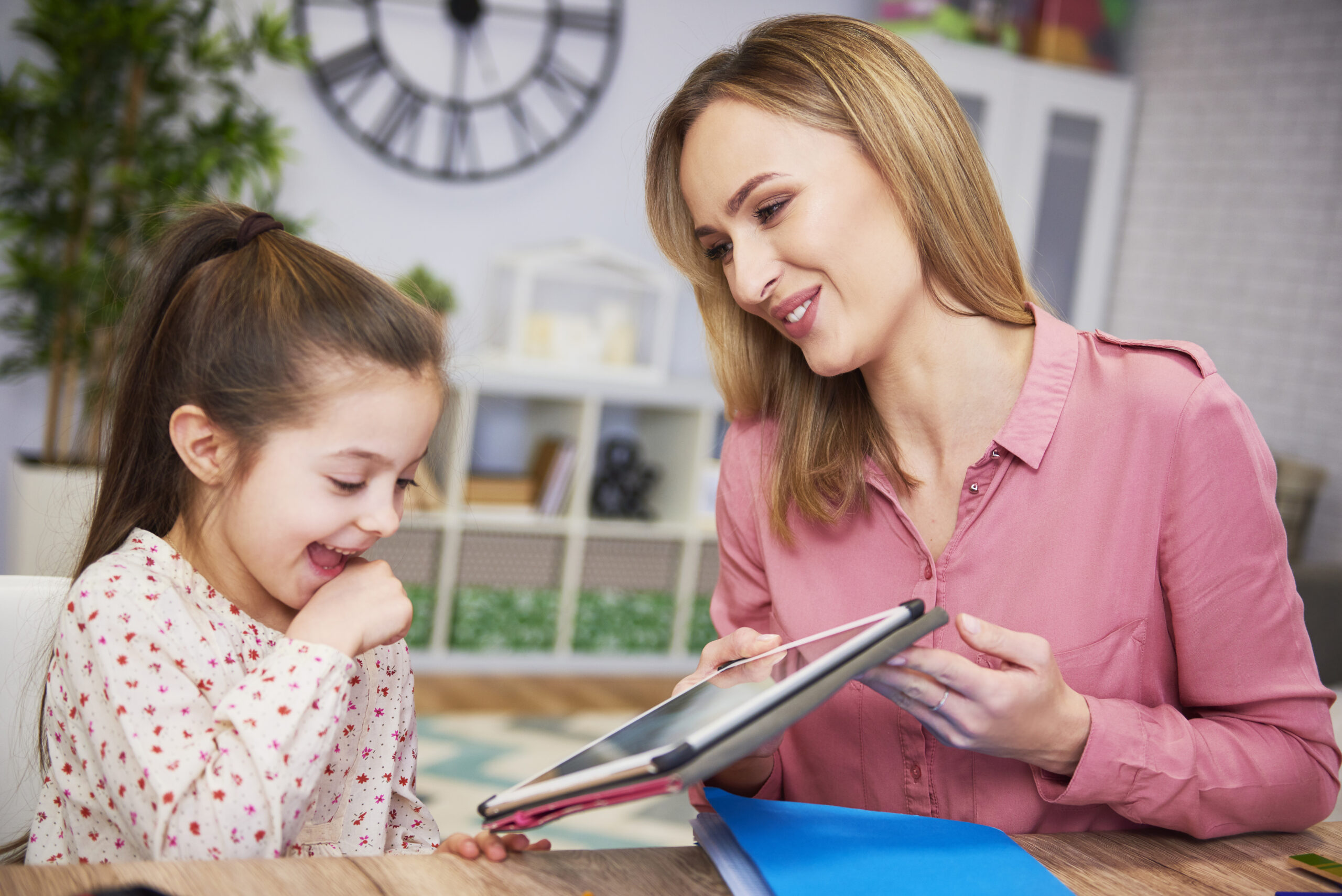 “Disleksi eğitimi kapsamında okuma çalışması yapan çocuk ve eğitmen”