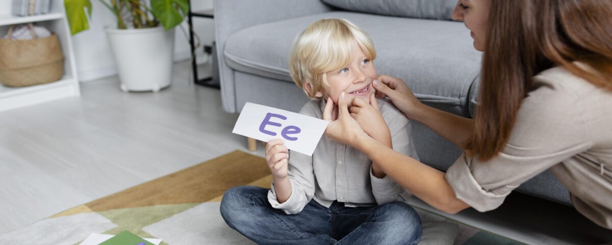 “Disleksi eğitimi ve dil konuşma terapisi sırasında çocukla çalışan terapist”