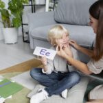 “Disleksi eğitimi ve dil konuşma terapisi sırasında çocukla çalışan terapist”