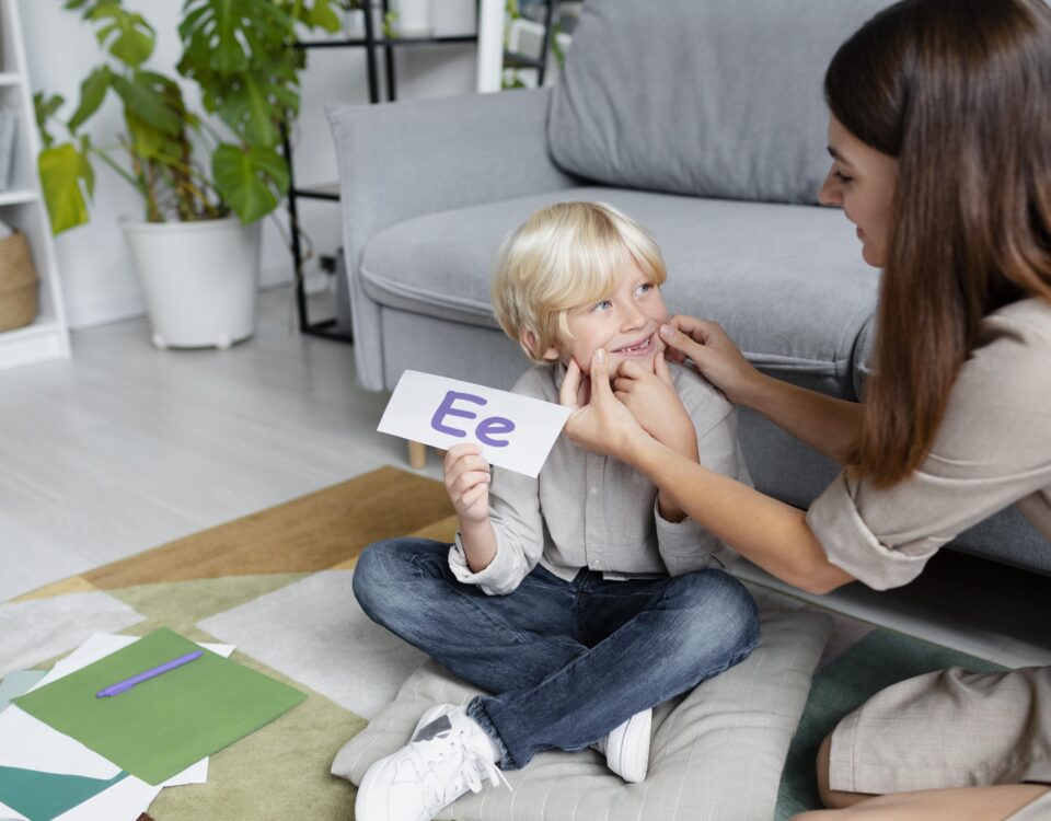 “Disleksi eğitimi ve dil konuşma terapisi sırasında çocukla çalışan terapist”