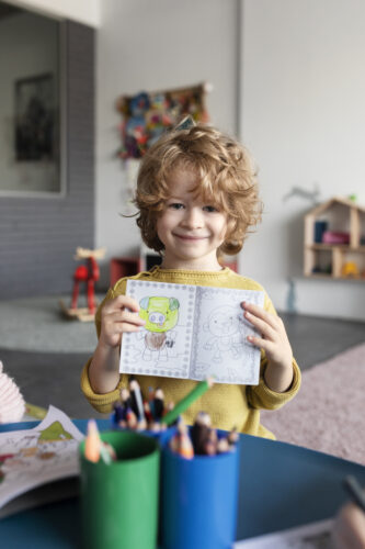 “Disleksi eğitimi alan çocuğun çizim defterini gösterdiği öğrenme etkinliği”
