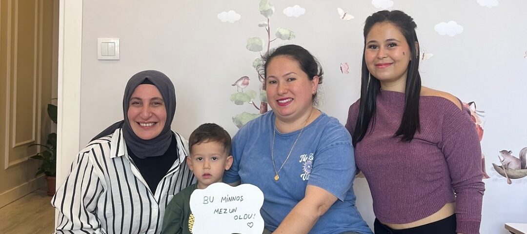 Beylikdüzü disleksi eğitim programını tamamlayan öğrenci ailesi ve eğitmenleriyle