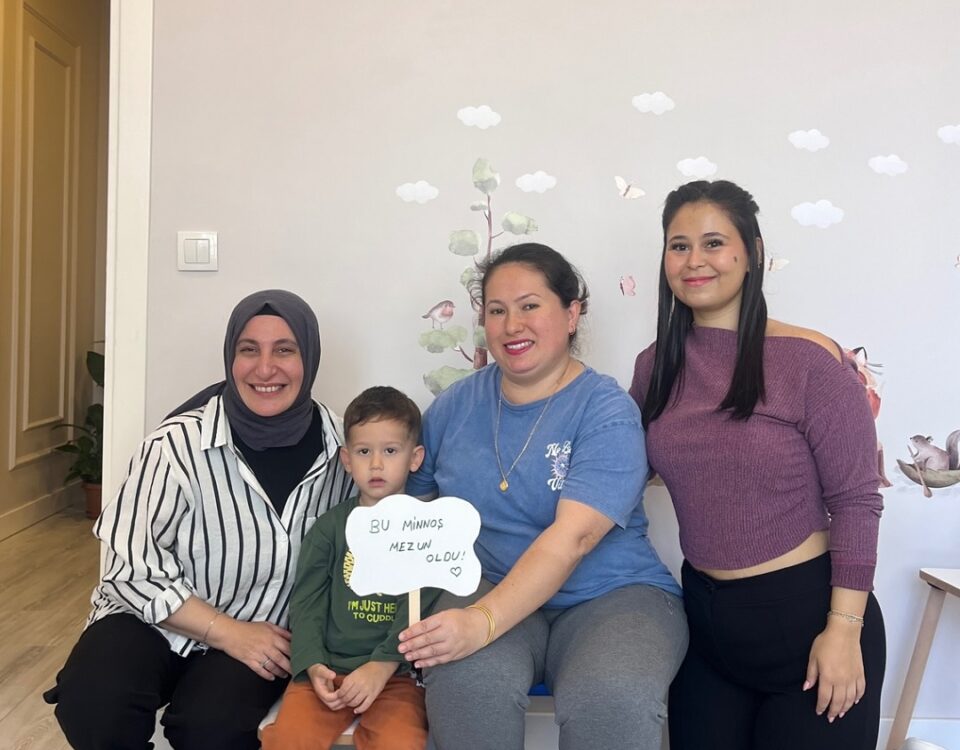 Beylikdüzü disleksi eğitim programını tamamlayan öğrenci ailesi ve eğitmenleriyle