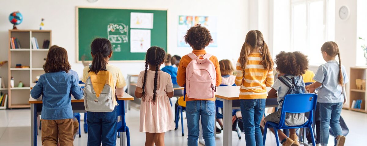 Dil egzersizleri etkinliği sırasında sınıfta aktif katılım gösteren öğrenciler